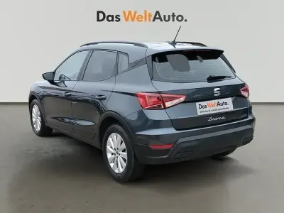 Usado Seat Arona Style Plus 110 CV (80 kW) 2022 Gris SUV