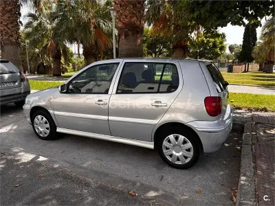 Usado VW Polo 60 CV (44 kW) 2000 Gris / plata Berlina