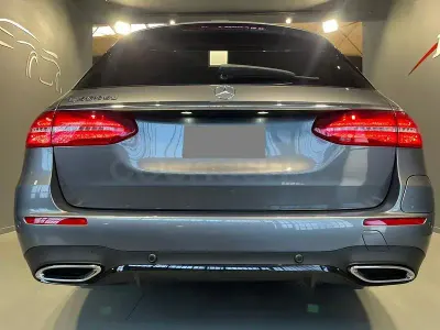 Usado Mercedes E300 306 CV (225 kW) 2019 Gris / plata Familiar