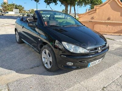 Usado Peugeot 206 110 CV (80 kW) 2002 Negro Descapotable