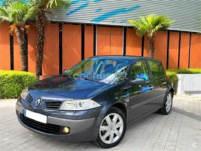 Usado Renault Mégane Dynamique 105 CV (77 kW) 2007 Gris / plata Berlina
