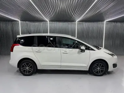 Usado Peugeot 5008 Style 130 CV (95 kW) 2016 Blanco Monovolumen