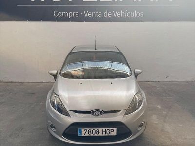 Usado Ford Fiesta Trend 70 CV (51 kW) 2011 Gris / plata Utilitario
