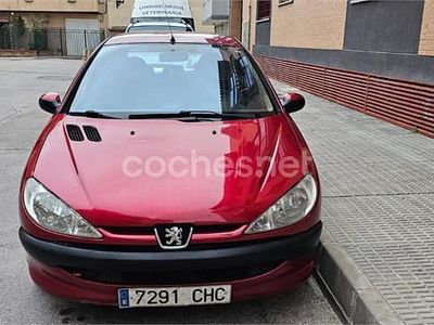 Usado Peugeot 206 70 CV (51 kW) 2003 Rojo Berlina