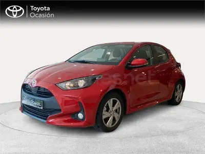 Usado Toyota Yaris Hybrid Active 116 CV (85 kW) 2024 Rojo Berlina