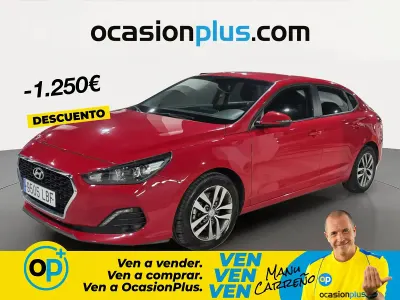 Usado Hyundai i30 120 CV (88 kW) 2019 Rojo Berlina