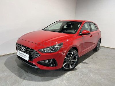 Usado Hyundai i30 110 CV (80 kW) 2022 Rojo Berlina