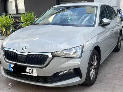 Usado Skoda Scala Ambition 115 CV (84 kW) 2019 Gris / plata Utilitario