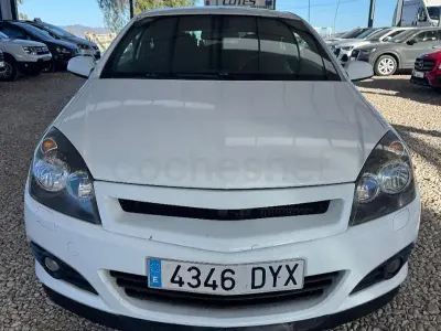 Usado Opel Astra GTC Sport 120 CV (88 kW) 2006 Blanco Berlina