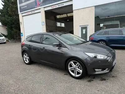 Usado Ford Focus Titanium 125 CV (91 kW) 2015 Gris / plata Berlina