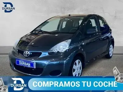 Usado Toyota Aygo 68 CV (50 kW) 2010 Gris Utilitario