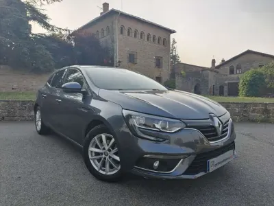 Usado Renault Mégane Life 90 CV (66 kW) 2017 Gris Utilitario