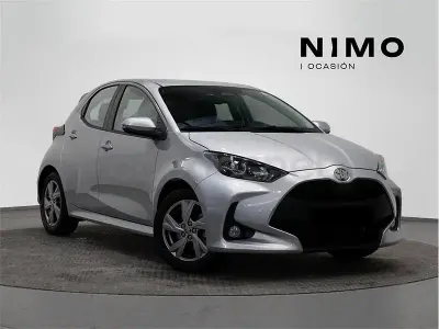 Usado Toyota Yaris Hybrid Active 116 CV (85 kW) 2024 Gris / plata Berlina