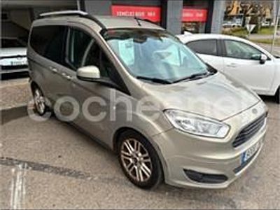 Usado Ford Tourneo Courier Ambiente 100 CV (73 kW) 2016 Beige Monovolumen
