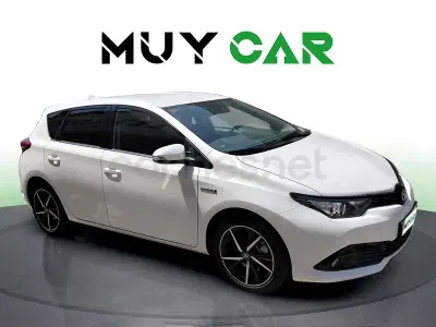Usado Toyota Auris Hybrid Edition 136 CV (100 kW) 2019 Blanco Berlina