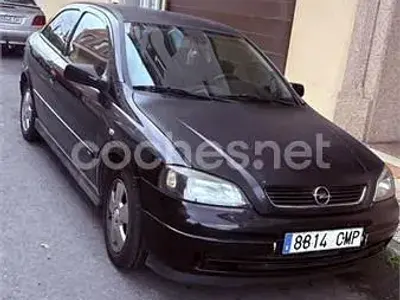 Usado Opel Astra Edition 100 CV (73 kW) 2003 Negro Berlina