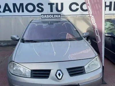 Usado Renault Mégane II Privilege 136 CV (100 kW) 2004 Gris / plata Berlina