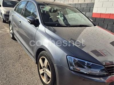 Usado VW Jetta Advance 105 CV (77 kW) 2011 Gris / plata Berlina