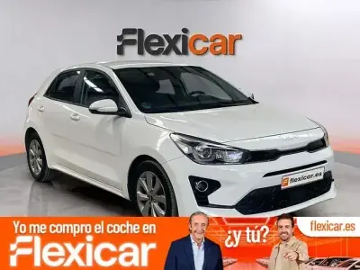 Usado Kia Rio 100 CV (73 kW) 2023 Blanco Berlina