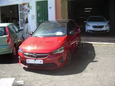Usado Opel Corsa Elegance 100 CV (73 kW) 2023 Granate Utilitario