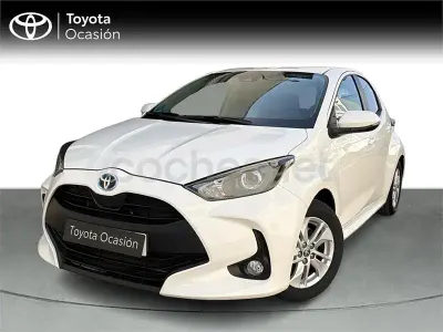 Usado Toyota Yaris Hybrid Active 116 CV (85 kW) 2022 Blanco Berlina