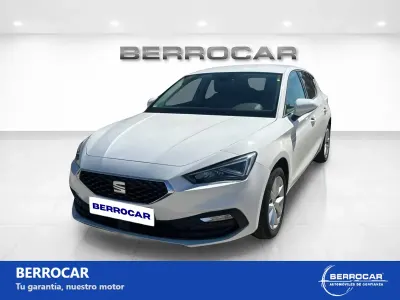 Usado Seat Leon Style 130 CV (95 kW) 2021 Blanco