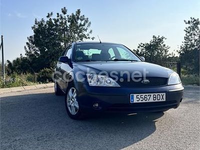 Usado Ford Mondeo Trend 125 CV (91 kW) 2001 Azul Berlina