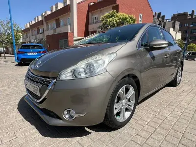 Usado Peugeot 208 Active 92 CV (67 kW) 2013 Beige Utilitario