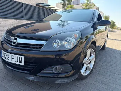 Usado Opel Astra GTC Sport 120 CV (88 kW) 2006 Negro Berlina