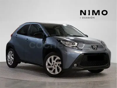 Usado Toyota Aygo X Play 72 CV (52 kW) 2024 Gris / plata SUV