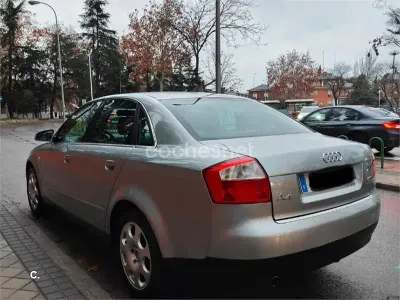 Usado Audi A4 130 CV (95 kW) 2004 Gris / plata Berlina
