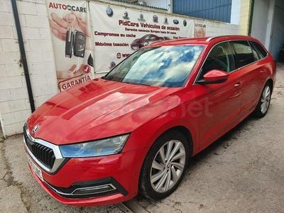Usado Skoda Octavia Style 150 CV (110 kW) 2021 Rojo Familiar
