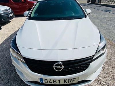 Usado Opel Astra Business 110 CV (80 kW) 2018 Blanco Familiar