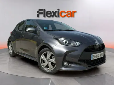Usado Toyota Yaris Hybrid Active 116 CV (85 kW) 2025 Gris Berlina