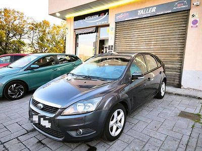 Usado Ford Focus Trend 109 CV (80 kW) 2010 Gris / plata Berlina