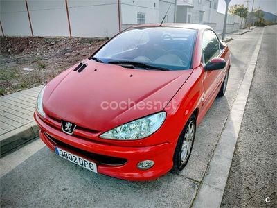 Usado Peugeot 206 CC 110 CV (80 kW) 2005 Rojo Descapotable