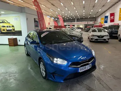 Usado Kia Ceed 136 CV (100 kW) 2022 Azul Utilitario