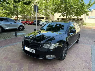 Begagnad Skoda Superb Elegance 140 HK (102 kW) 2012 Svart Kombi