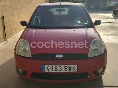 Usado Ford Fiesta Trend 100 CV (73 kW) 2003 Rojo Utilitario