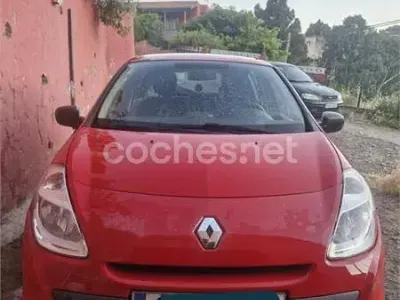 Usado Renault Clio III Collection 75 CV (55 kW) 2014 Rojo Berlina