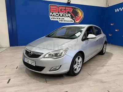Usado Opel Astra Enjoy 110 CV (80 kW) 2010 Gris / plata Berlina