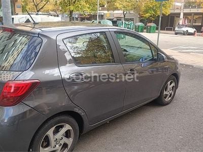 Gris / plata Usado 2016 Toyota Yaris Hybrid Active Berlina | 10.950 € (Buen precio)