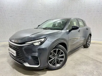 Usado Lexus LBX 136 CV (100 kW) 2025 Gris / plata SUV