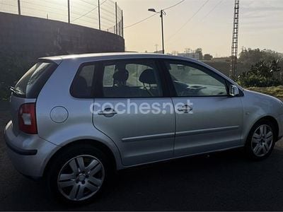 Usado VW Polo Trendline 100 CV (73 kW) 2004 Gris / plata Utilitario