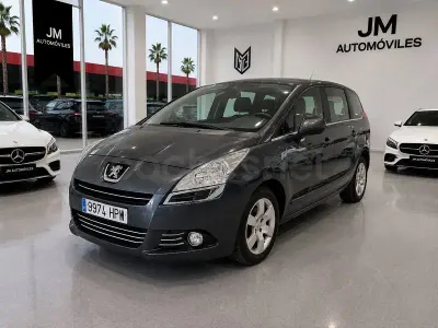 Usado Peugeot 5008 Active 115 CV (84 kW) 2013 Gris / plata Monovolumen