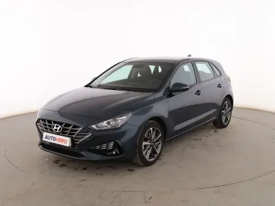 Usado Hyundai i30 110 CV (80 kW) 2022 Verde Berlina