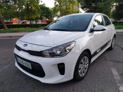 Usado Kia Rio 84 CV (61 kW) 2017 Blanco Berlina