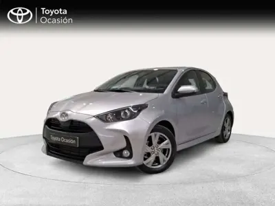 Usado Toyota Yaris Active 116 CV (85 kW) 2025 Plateado Utilitario