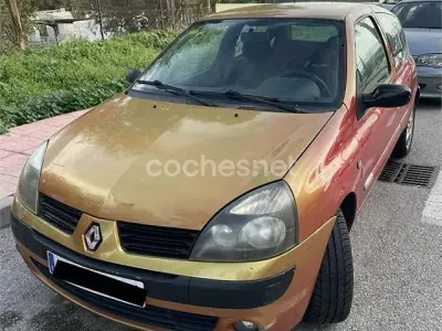 Begagnad Renault Clio II 80 HK (58 kW) 2004 Orange Sedan