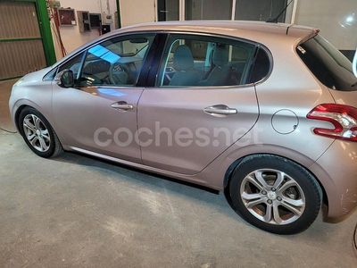 Gris / plata Usado 2012 Peugeot 208 Allure Utilitario | 6100 € (Precio justo)